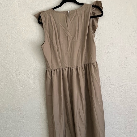 VRKUFIE Woman Gray Ruffle- Accent Wiman Sleeveless Midi Dress, Size Large - Picture 8 of 8